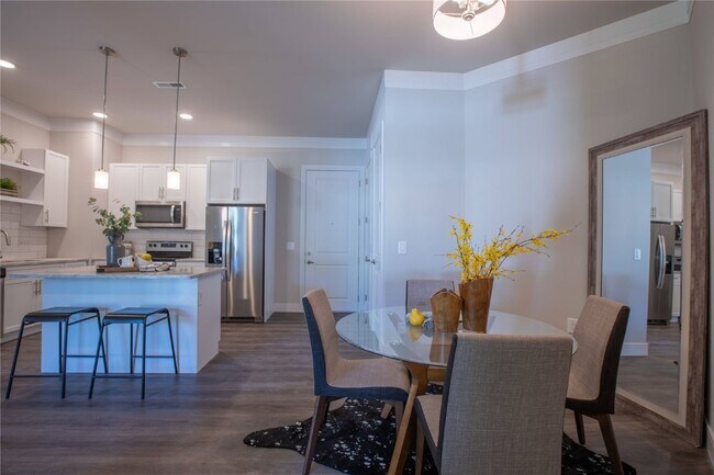 Building Photo - 226 E Lockwood Ave