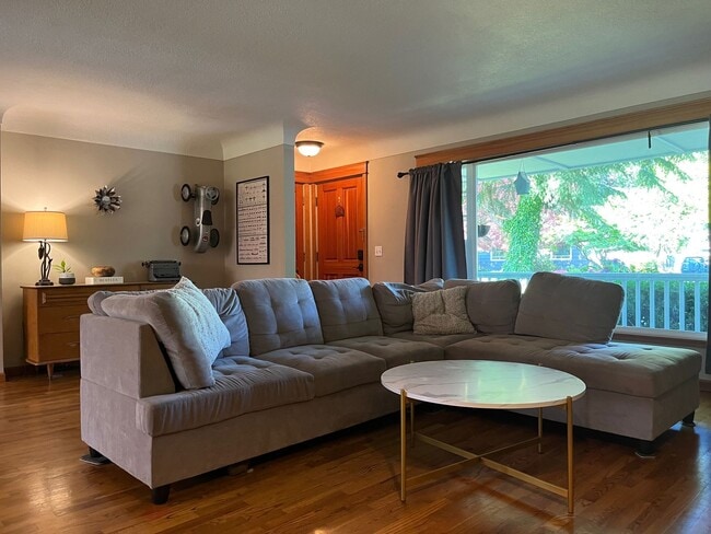 Building Photo - Beautiful custom 3 bedroom 2 bath house in...