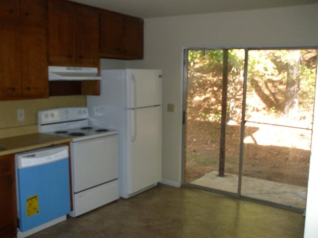 Kitchen - Cottonwood Apartments