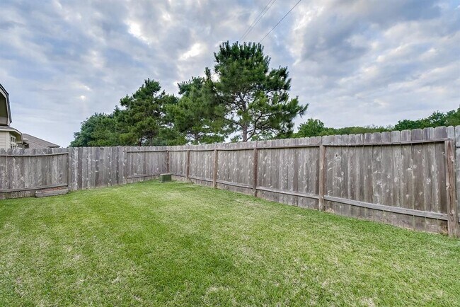 Building Photo - 5615 Stoneridge Ct