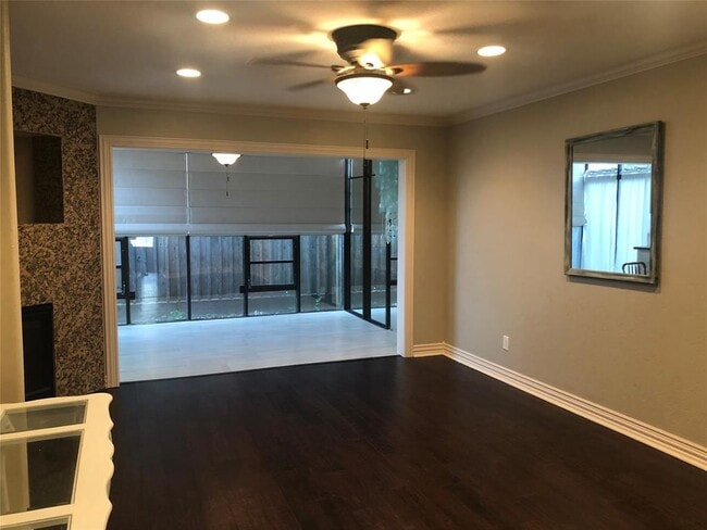 Building Photo - 2330 Lakewood Yacht Club Dr