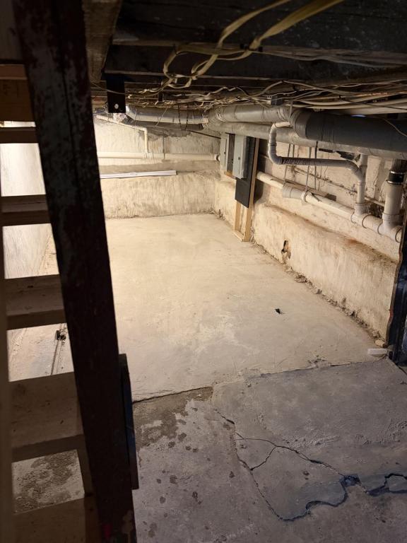 Building Photo - 302 W Cottage Pl