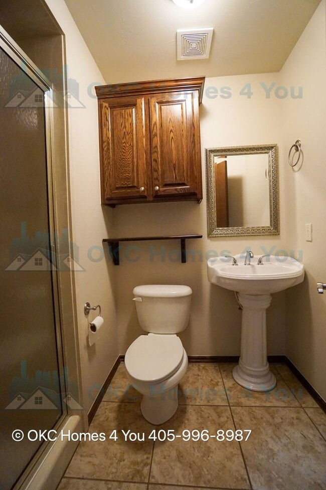 Building Photo - Move in Special. Executive Home in Yukon S...