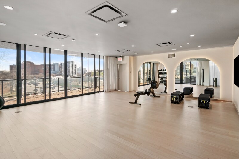 Building Photo - 541 S Damen Ave