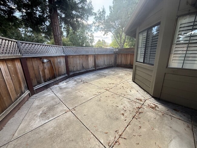 Building Photo - Beautiful Townhome in the Heart of Pleasanton