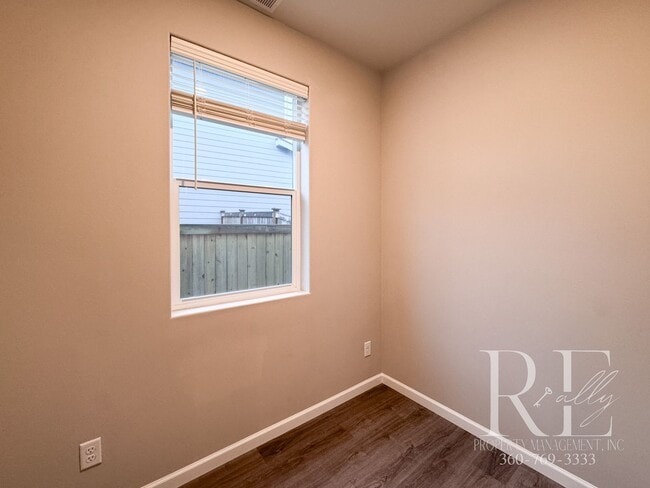 Building Photo - Bright Bremerton Home with Open Layout, A/C, and Fully Fenced Yard