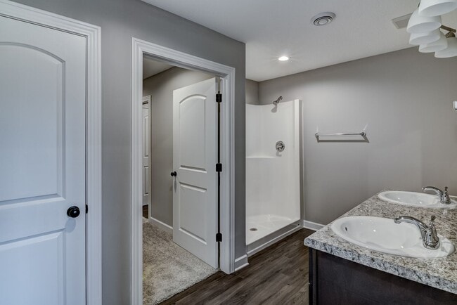 Building Photo - Convenient Location! 3 Bedroom Town Home