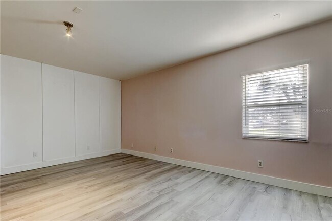 Building Photo - 375 10th Ave N