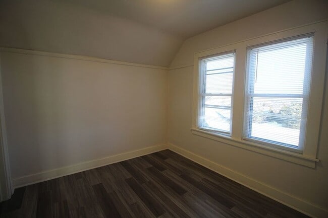 Building Photo - 1523 S 70th St