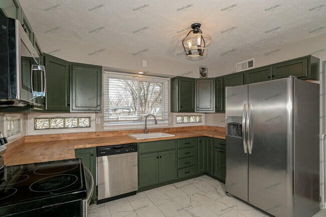 Building Photo - 3132 Duquette Dr