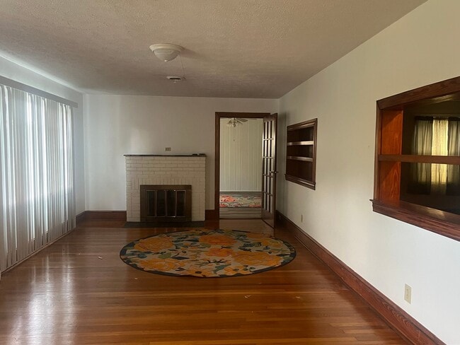 Building Photo - One Level Home! 3bed/1 bath with extra-lar...