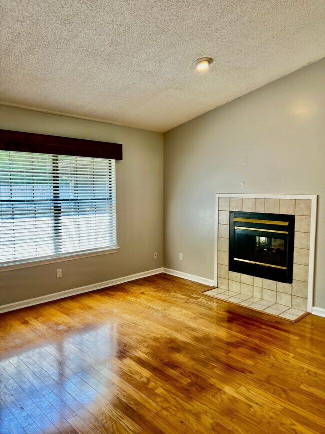 Building Photo - 3/2 with fenced in yard!