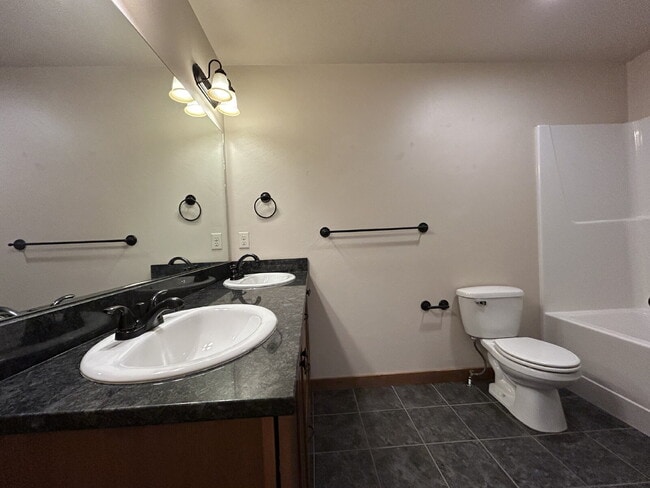 Building Photo - Upgraded 2 Bed, 1.5 Bath Townhouse with St...