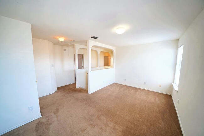 Building Photo - Lovely Home in Gated Universal City Neighb...