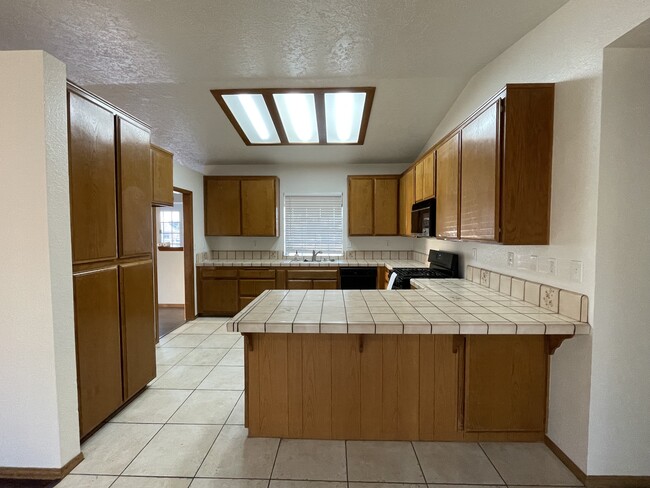 Building Photo - 14625 Live Oak St