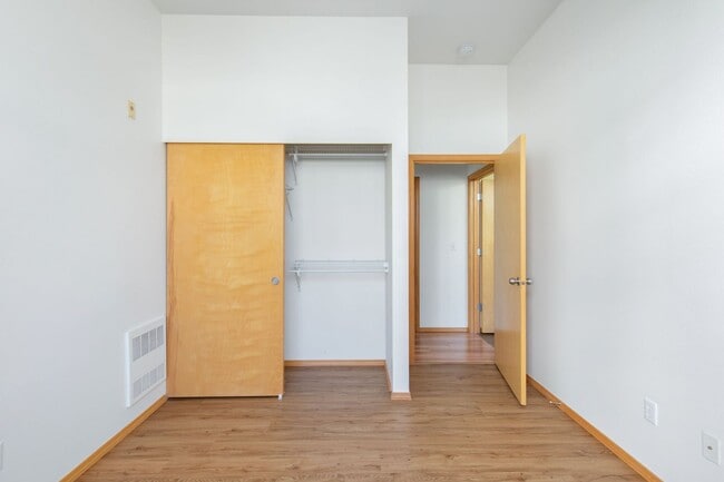 Building Photo - Ground Level Upgraded 2 Bedroom in Sterling Square!