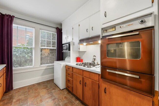 Building Photo - 536 Hawthorne Ln