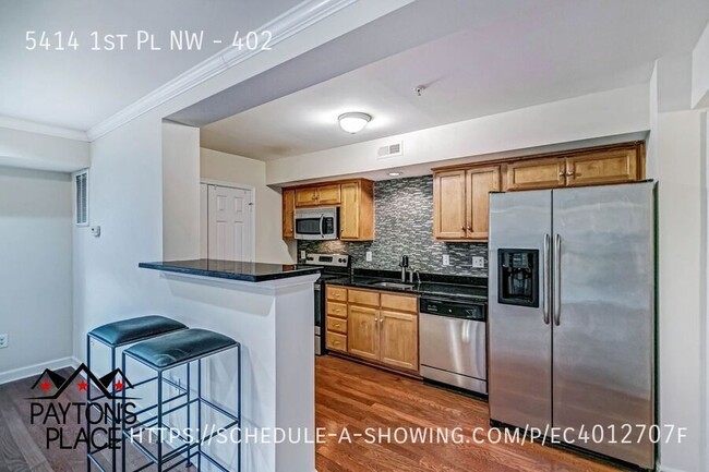 Building Photo - Spacious Condo with Parking