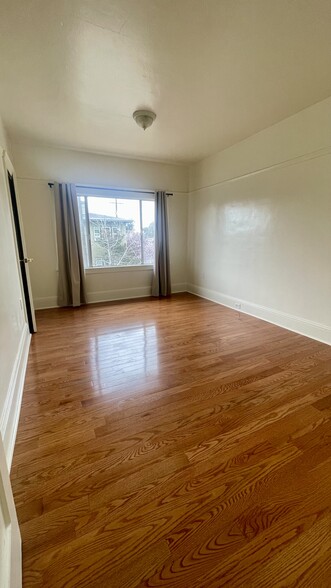 Building Photo - 566 53rd St