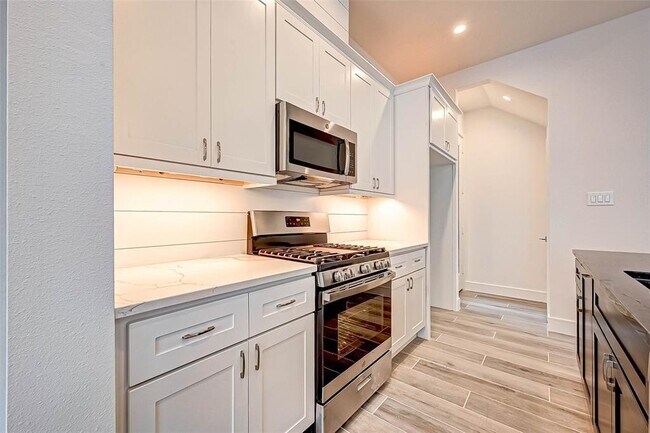 Building Photo - 8930 Spring Knoll Forest Dr
