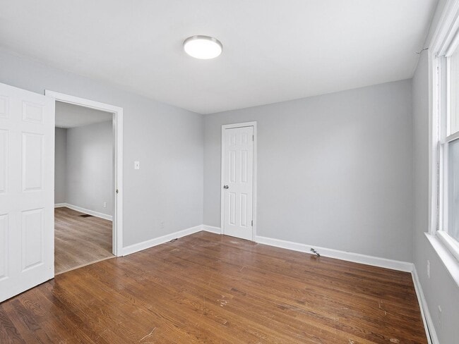 Building Photo - 4 Bedroom/1 Bathroom Home with Fenced Yard Available in SE Roanoke!