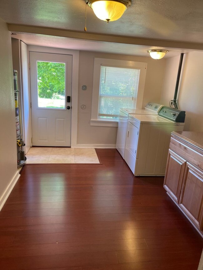 Building Photo - Adorable bungalow with large private yard