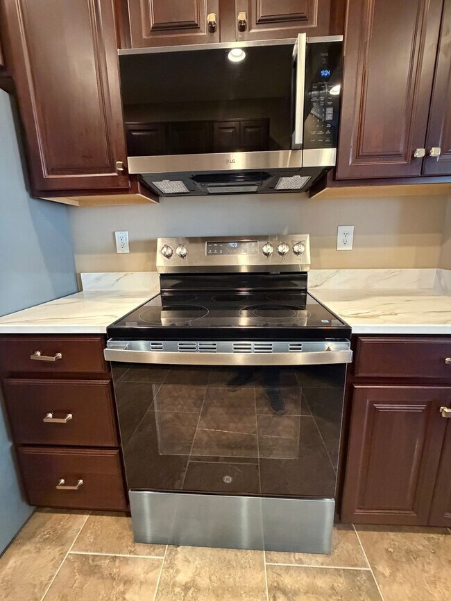 Building Photo - Upgraded 3 Bedroom Townhome North Chesterfield