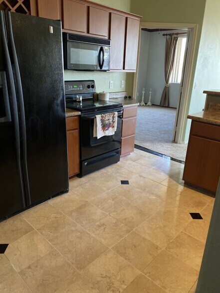 kitchen - 9820 N Central Ave