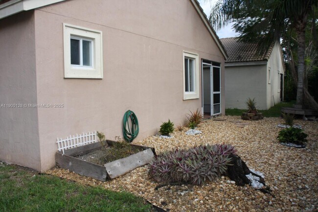 Building Photo - 1084 Golden Cane Dr