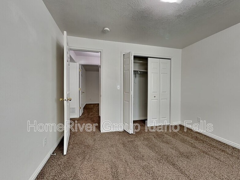 Building Photo - 3693 Deloy Dr