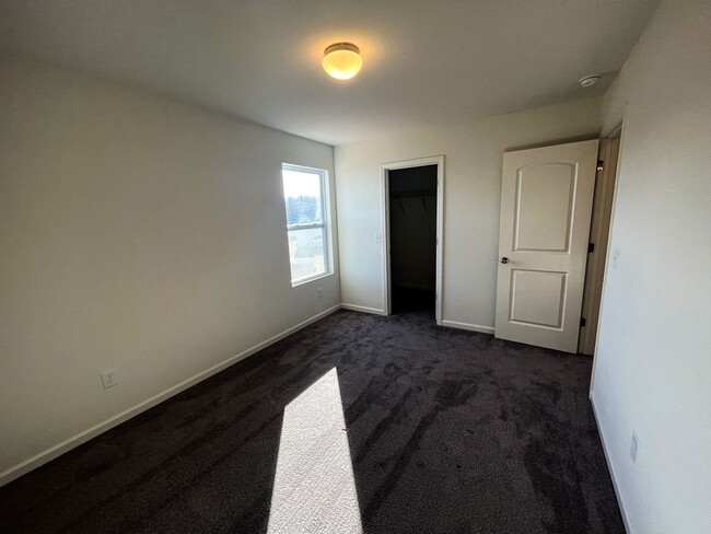 Building Photo - Beautiful 3 bedroom, 2 1/2 bathroom home i...