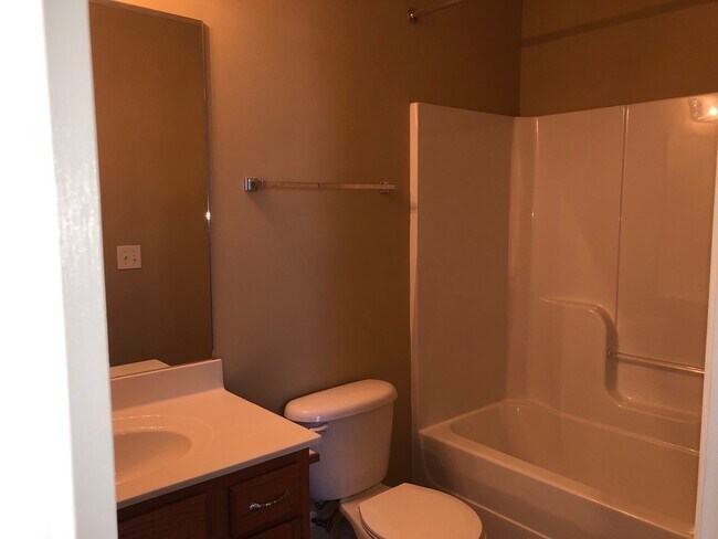 Building Photo - 3 bedroom 2 bath with unfinished Area-Storage