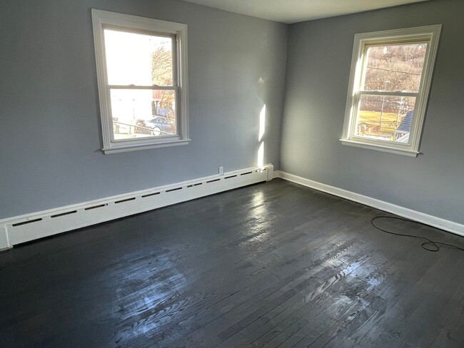 Building Photo - Newly renovated 5 bedroom single family ho...