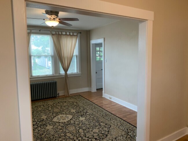 Building Photo - 313 311 Augusta St