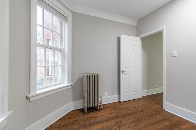 Building Photo - 7422 N Damen Ave