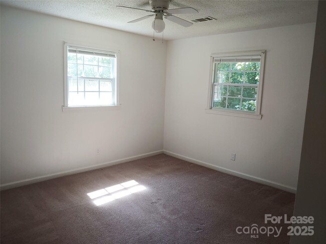 Building Photo - 2316 Woodbridge Dr