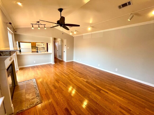 Building Photo - Cozy 1 Bedroom, 1 Bathroom Condo In the He...