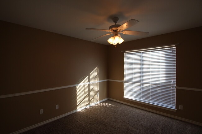 Building Photo - Coming Soon! 3 Bedroom in Flint!