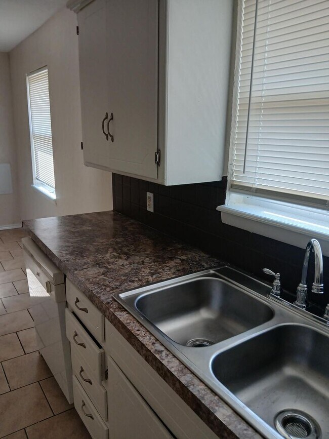 Building Photo - 2312 NW 46th- AVAILABLE NOW!