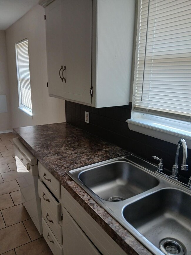 Primary Photo - 2312 NW 46th- AVAILABLE NOW!