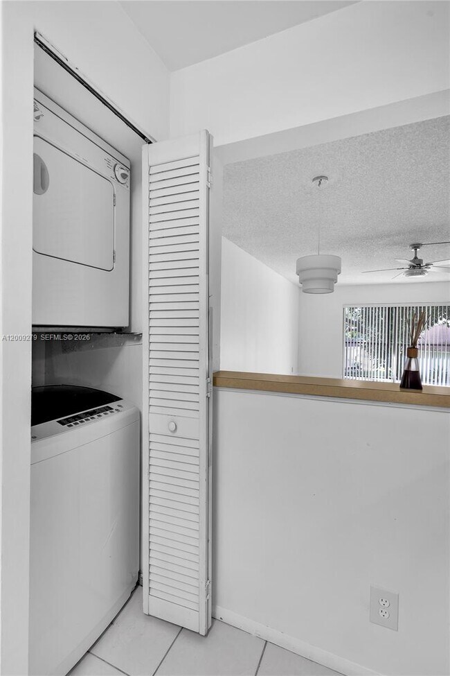 Building Photo - 8513 Old Country Manor