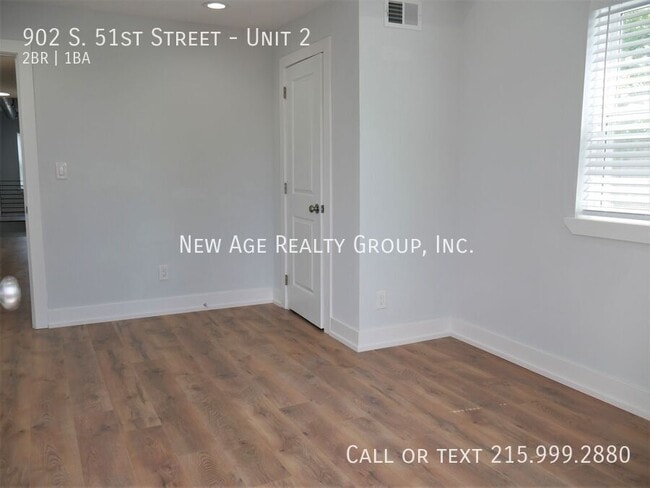 Building Photo - Modern 2 bedroom, 1 bathroom apartment loc...