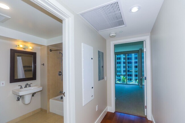 Building Photo - Allure Waikiki - 2 bedroom, 2 bath with 1 ...