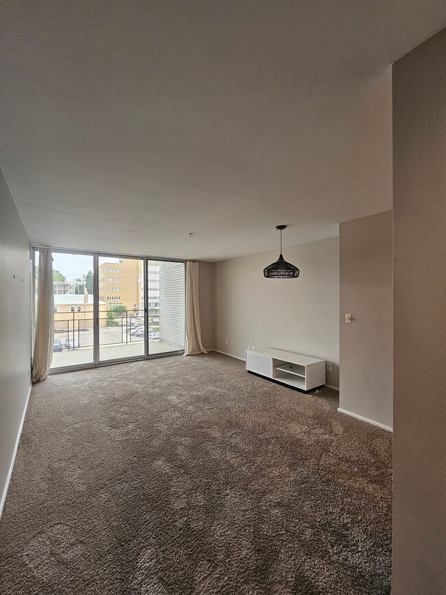 Building Photo - One Bedroom Midtown Condo