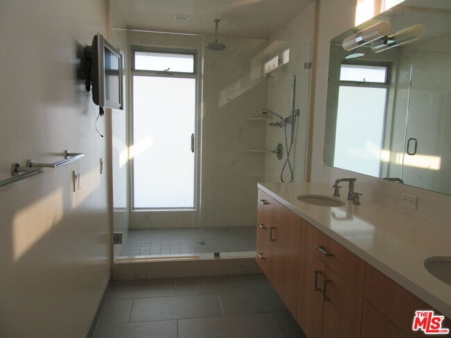 Building Photo - 1210 N Kenter Ave
