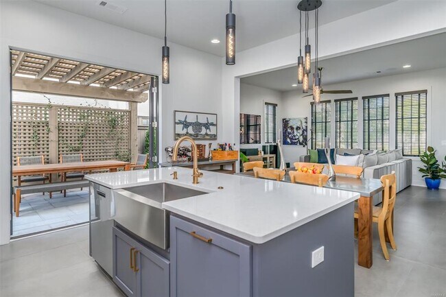 Building Photo - Desirable Hampstead Living!