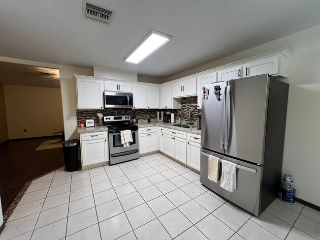 Building Photo - 3 BEDROOM HOME NEAR THE FOOTHILLS!