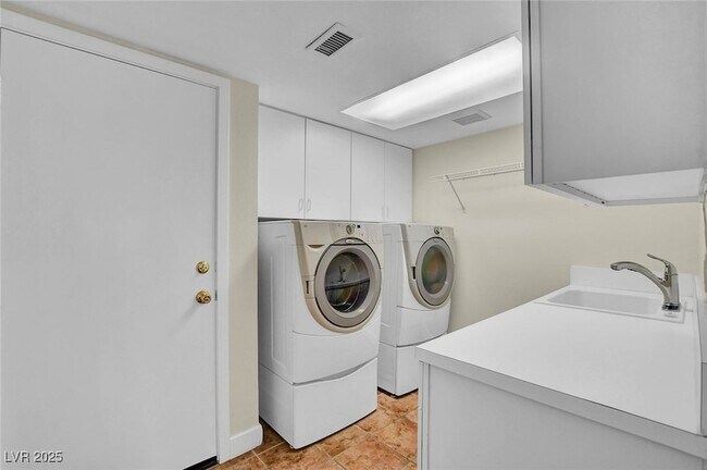 Building Photo - 9005 Opus Dr