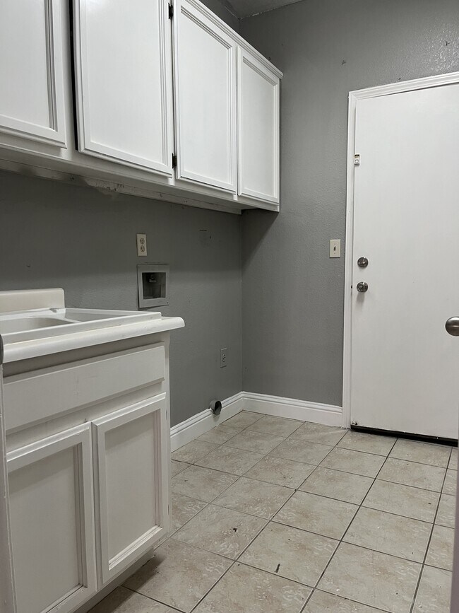 Building Photo - 2021 Nand Dr