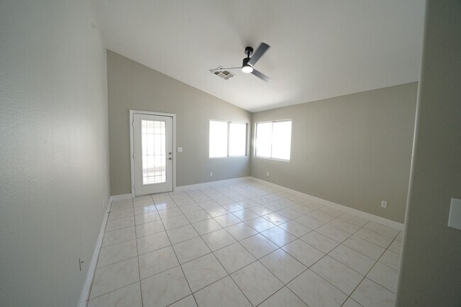 Building Photo - SHOWINGS AVAILABLE NOW